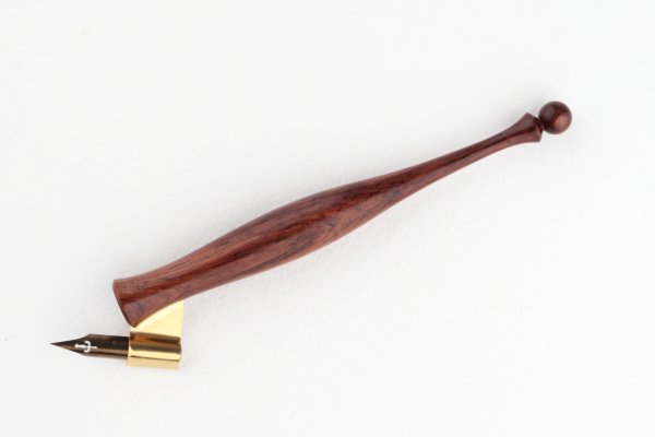 Pen holder made of honduran rosewood wood and finished with natural wax.